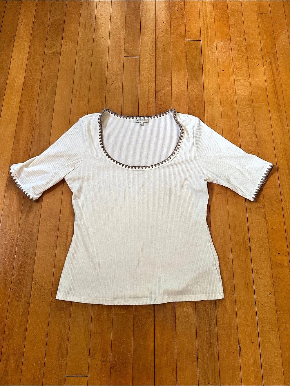 Angels Forever Young cream Ribbed Trim Short Sleeve Top women’s L
